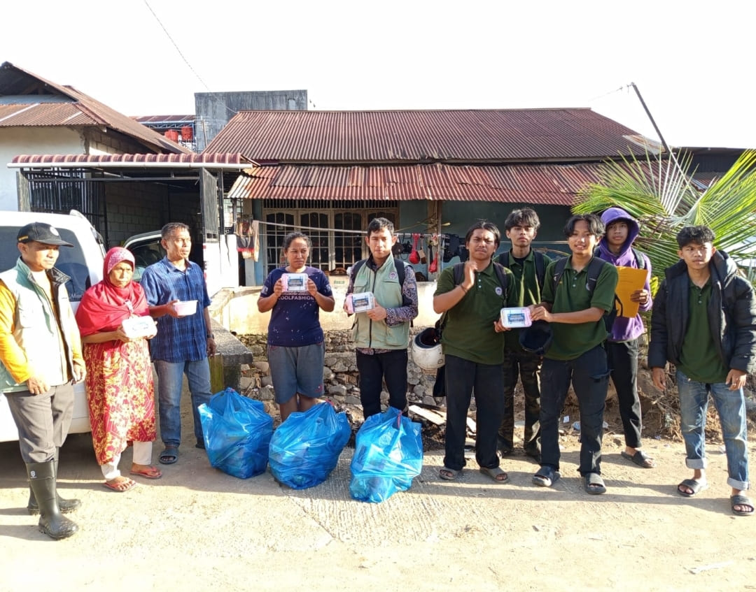 Tim PKM Universitas Negeri Padang menyalurkan P3K Kit ke lokasi strategis Kota Padang, mendukung mitigasi bencana dan kesiapsiagaan kesehatan warga.(Foto: Randi/Padek)
