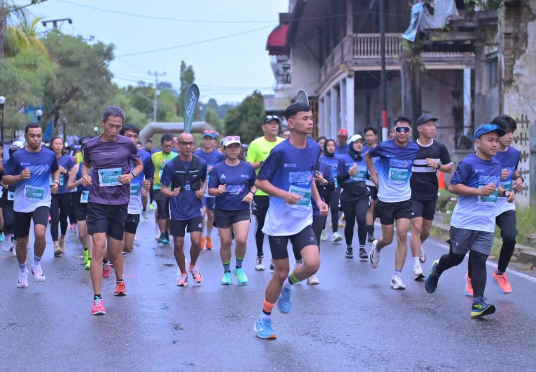 Ratusan pelari Peradi Run 2025 melintasi kawasan Kota Tua Padang, pendorong pariwisata dan semangat sosial Sumatera Barat.(Foto: DPC Peradi)