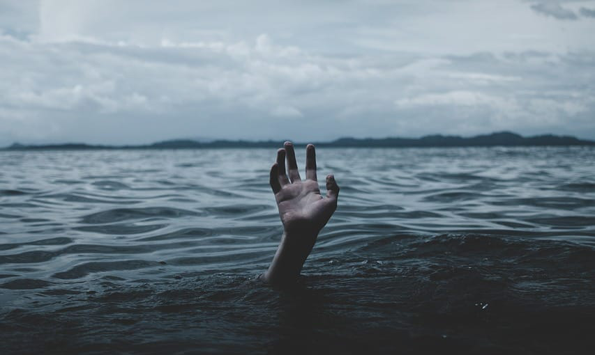 Seorang pria dilaporkan hilang setelah terseret arus deras Sungai Pantai Lubna, Nagari Sialang, Kecamatan Kapur IX, Kabupaten Limapuluh Kota, Sumatera Barat, Minggu sore (28/12/2025).