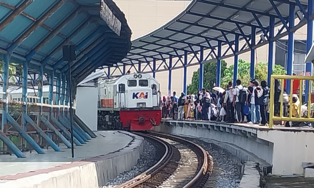 Keramaian Stasiun Kereta Air Tawar Padang, Minggu (28/12/2025). (Foto: Mengki Kurniawan/Padeks)