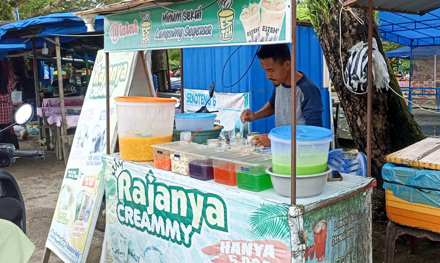 Cuaca tak menentu selama libur Nataru 2026 menekan pendapatan pedagang es di Pantai Air Bangis, Pasaman Barat, Sumatera Barat. (Fadli Zikri/Padeks)