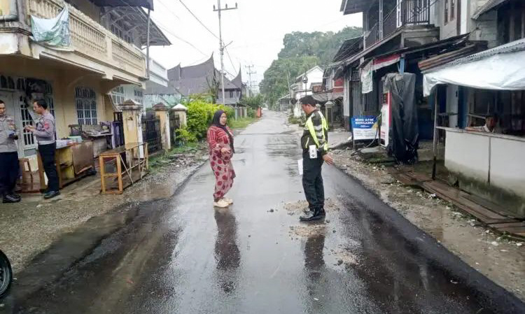 Lokasi tabrakan dua sepeda motor di Jalan Umum Jorong Galanggang Tinggi, Nagari Kinari, Kecamatan Bukit Sundi, Kabupaten Solok, Minggu (28/12/2025). (Dila Kartika/Padeks)