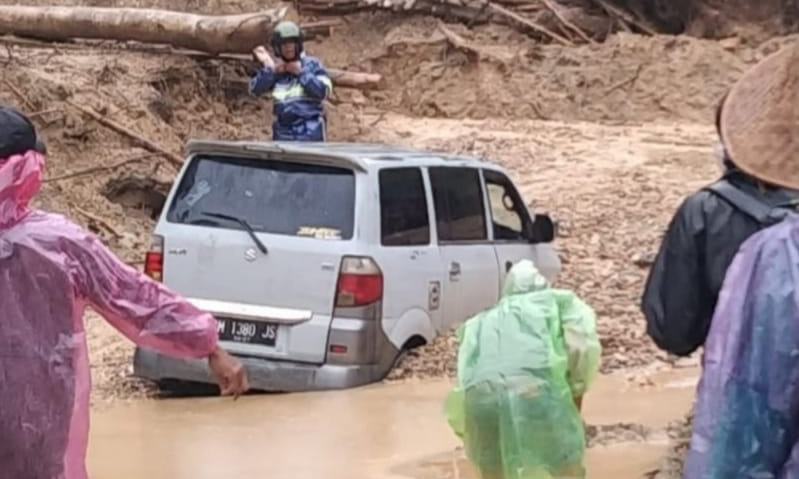 Longsor terjadi di dua titik Kabupaten Agam Minggu sore, ruas jalan tertimbun material.