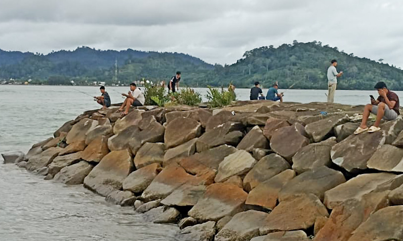 Libur Nataru dimanfaatkan wisatawan berkunjung ke Pantai Air Bangis Pasaman Barat, kawasan pantai ramai pemancing dan keluarga menikmati panorama laut dan sunset. (Fadli Zikri/Padeks)