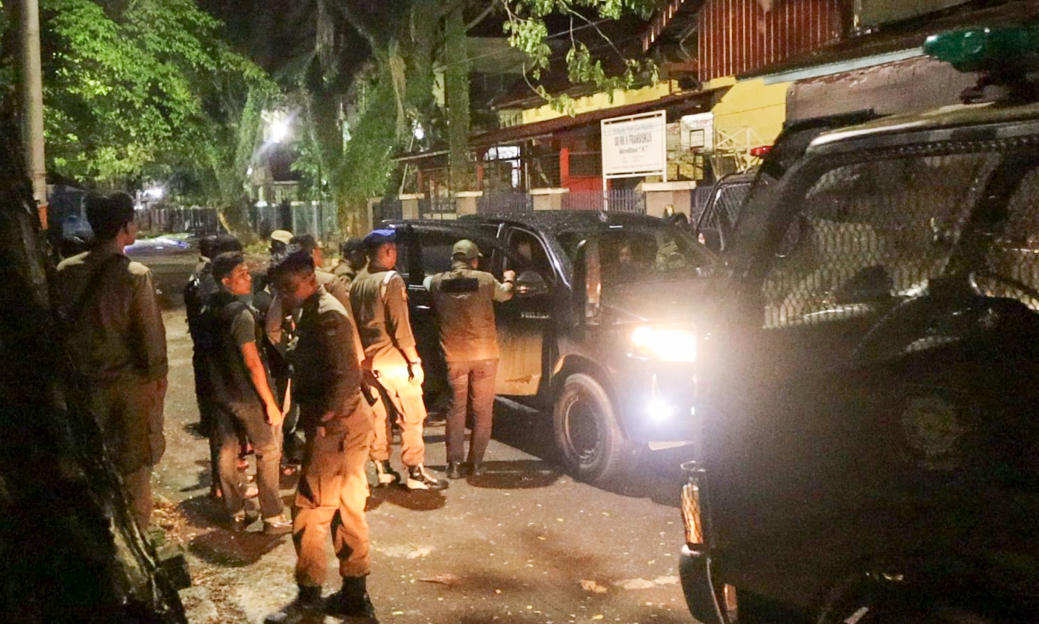 Satpol PP Padang intensifkan patroli jelang tahun baru, sasar lokasi strategis, tertibkan 11 orang, pastikan keamanan dan kepatuhan usaha di Kota Padang.