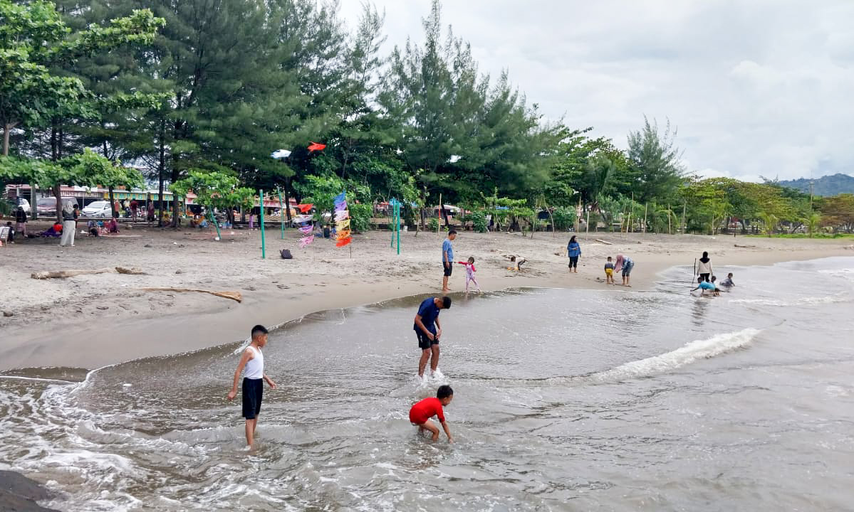 Libur Nataru 2026, Pantai Padang dipadati wisatawan, arus lalu lintas merayap, parkir penuh, pengamanan diperketat, pemkot imbau jaga kebersihan kawasan wisata, Minggu (28/12/2025). (Mengki K/Padeks)
