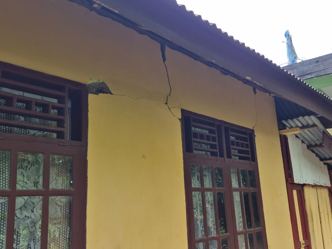 Kondisi rumah warga di Nagari Salarehaia Palembayan, Agam retak akibat gempa yang terjadi pada Minggu (28/12) pagi.