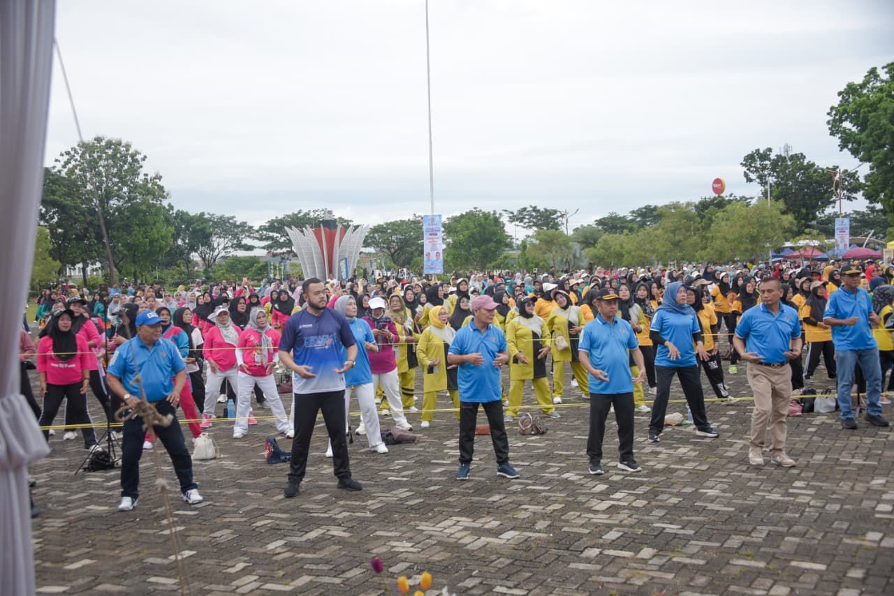 Wako Padang Fadly Amran bersama warga mengikuti senam massal di Lapangan Apeksi, Balai Kota Padang, Aiepacah Minggu (28/12).