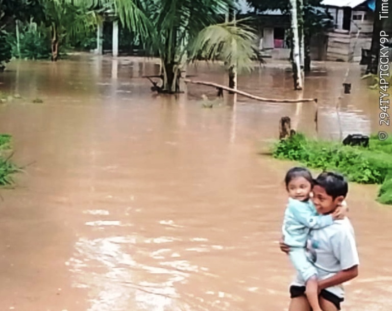 TERDAMPAK: Terlihat warga berada diluapan air sungai di Jorong Galugua, Nagari Galugua, Kecamatan Kapur IX, Limapuluh Kota.