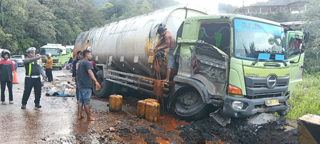 Truk CPO masuk parit di Sitinjaulauik Padang, minyak tumpah ke jalan. Arus Padang&ndash;Solok diberlakukan buka tutup, Senin (29/12).