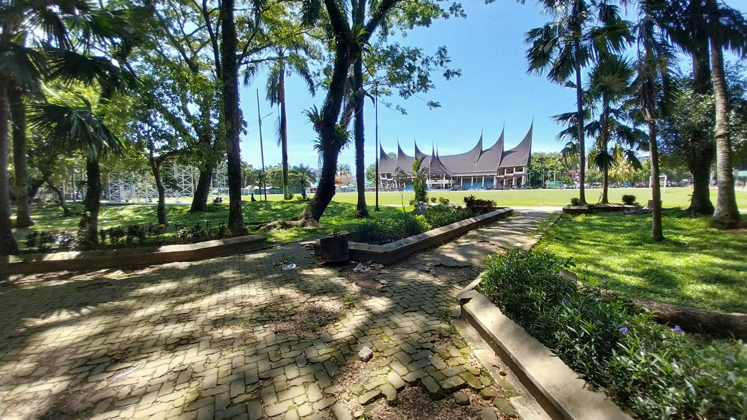 Cuaca panas melanda Padang, RTH Imam Bonjol ramai dikunjungi warga untuk berteduh. Sejuk dan strategis, namun sejumlah fasilitas mulai dikeluhkan, Senin (29/12). (Foto: Mengki Kurniawan/Padeks)