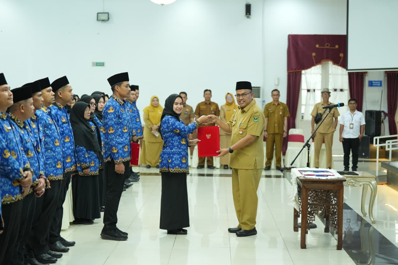 Sekdaprov Sumbar Arry Yuswandi menyerahkan SK kepada 117 PPPK Paruh Waktu Pemprov Sumbar dan menegaskan pentingnya disiplin serta etos kerja ASN, Senin (29/12/2025).