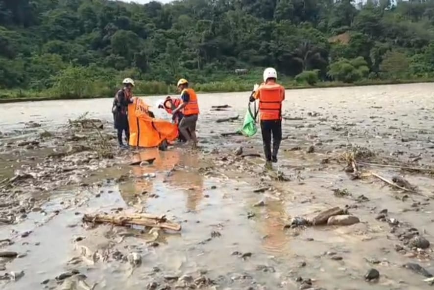Warga Nagari Sialang, Limapuluh Kota, ditemukan meninggal setelah hanyut di Sungai Pantai Lubna. Korban ditemukan 4,5 km dari LKP, Senin (29/12/2025).