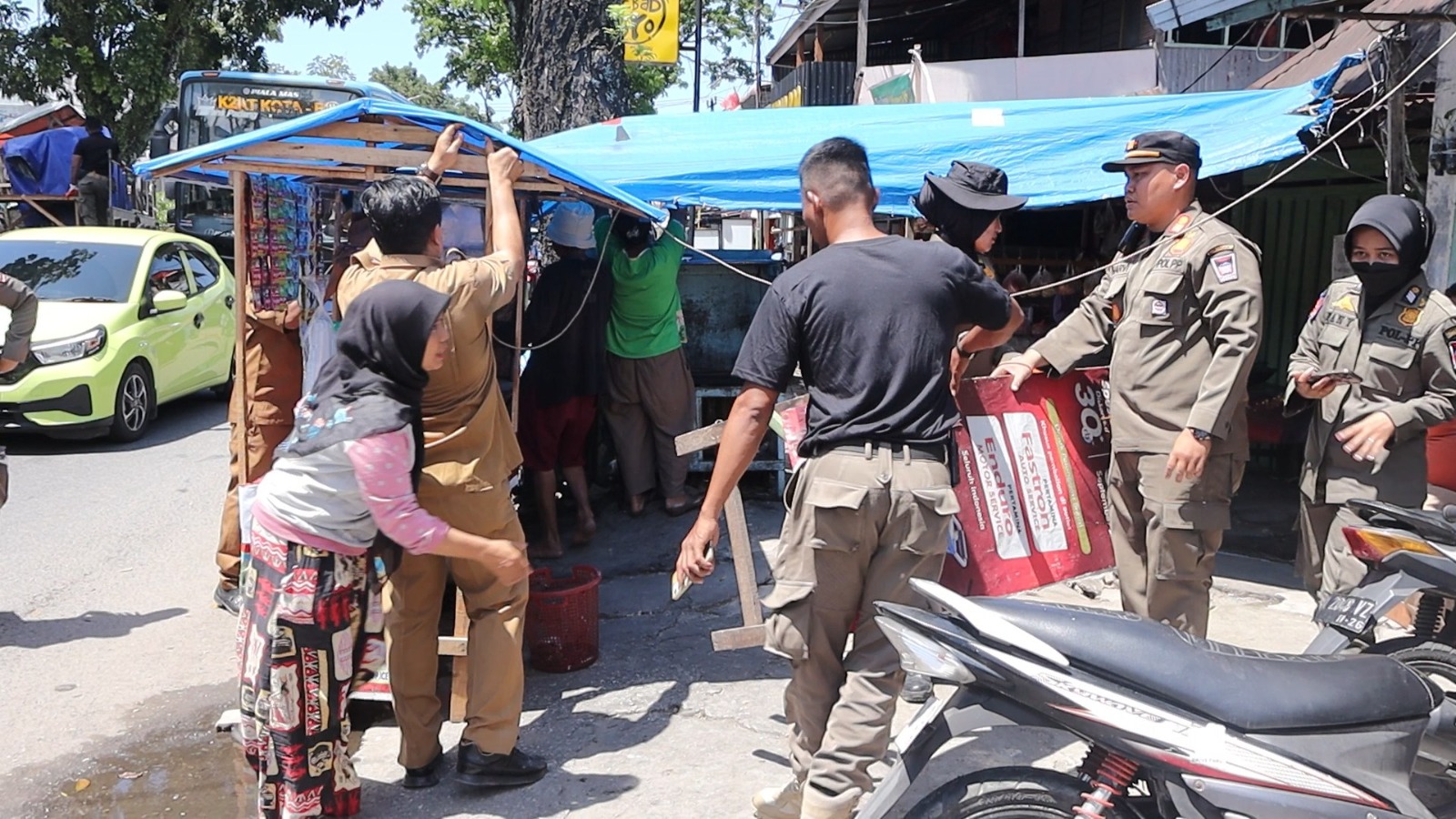 Satpol PP Padang menertibkan papan iklan dan bangunan liar di Jalan Sutan Syahrir karena menutup akses jalan dan melanggar Perda Trantibum.