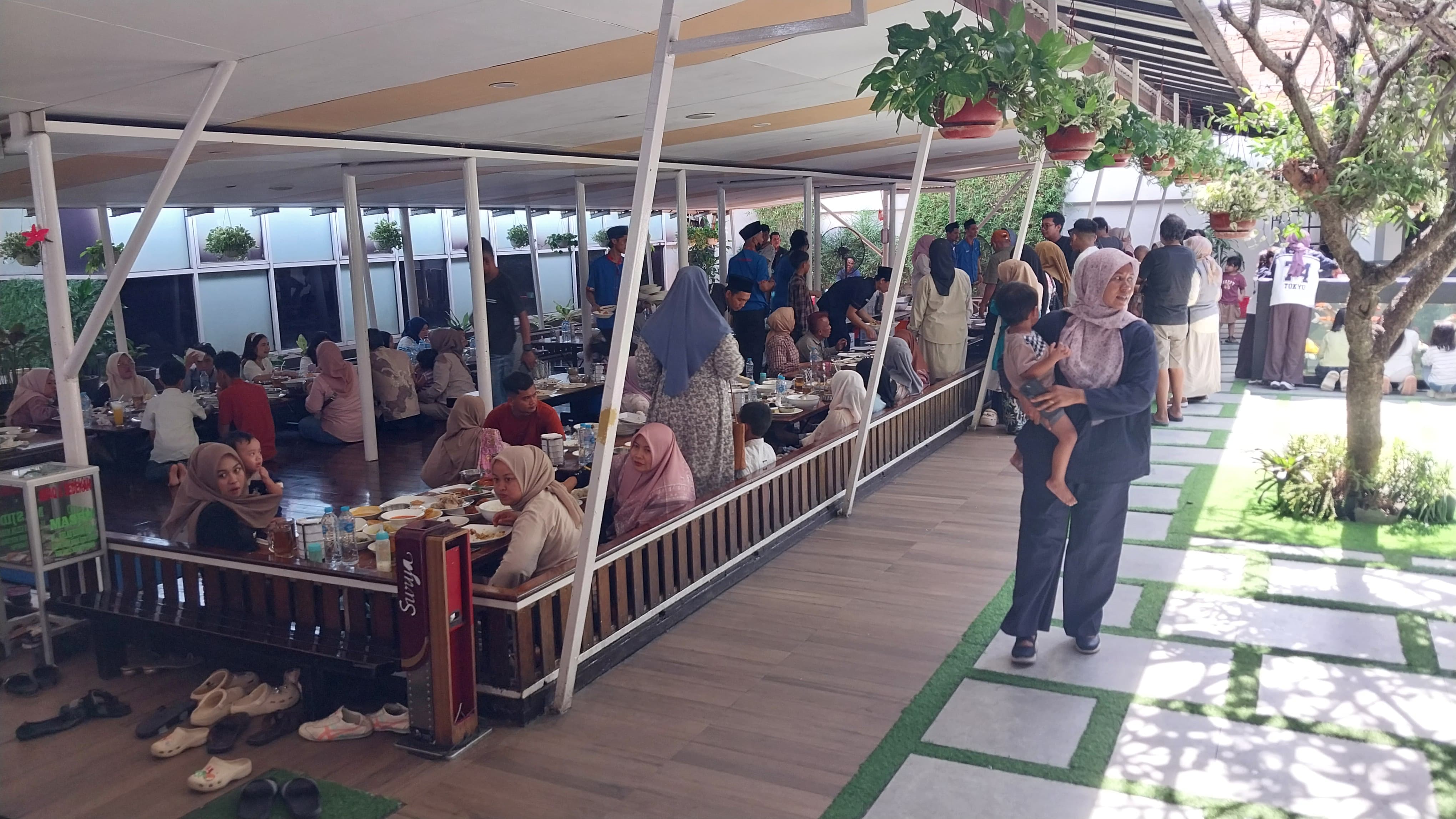 Puncak libur Nataru membuat RM Lamun Ombak Padang dipadati wisatawan dari berbagai daerah. (Foto: Mengki Kurniawan/Padeks)