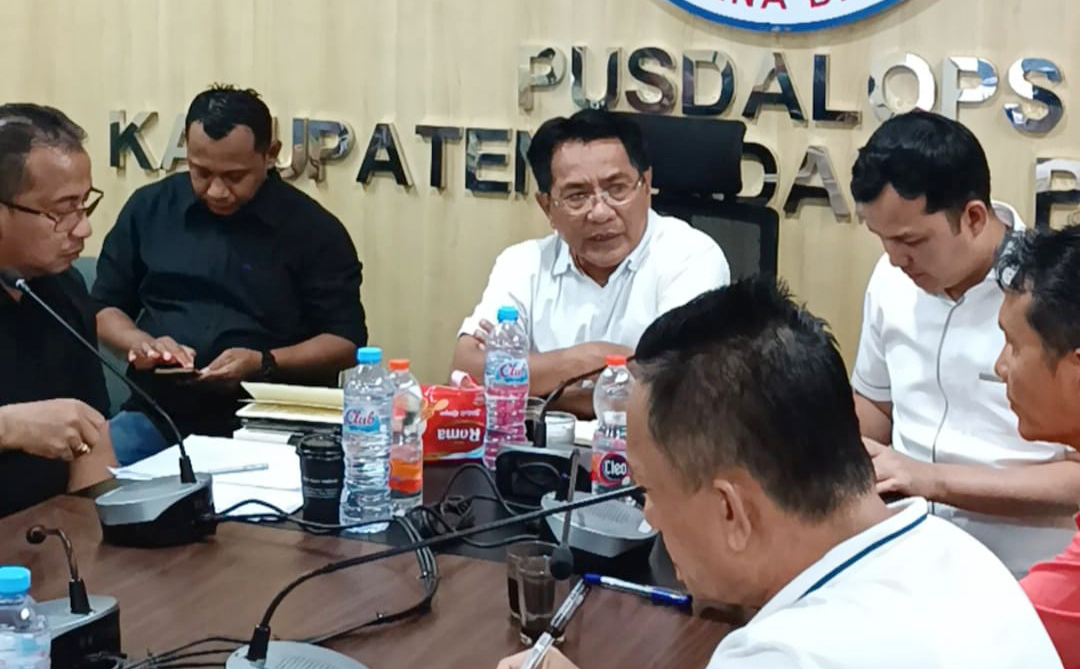 ARAHKAN: Bupati Padangpariaman, John Kenedy Azis, memimpin rapat teknis pemutakhiran dan validasi data kebencanaan hidrometeorologi pascabencana di Pusdalops PB Nagari Pakandangan, 2x11 Anam Lingkuang