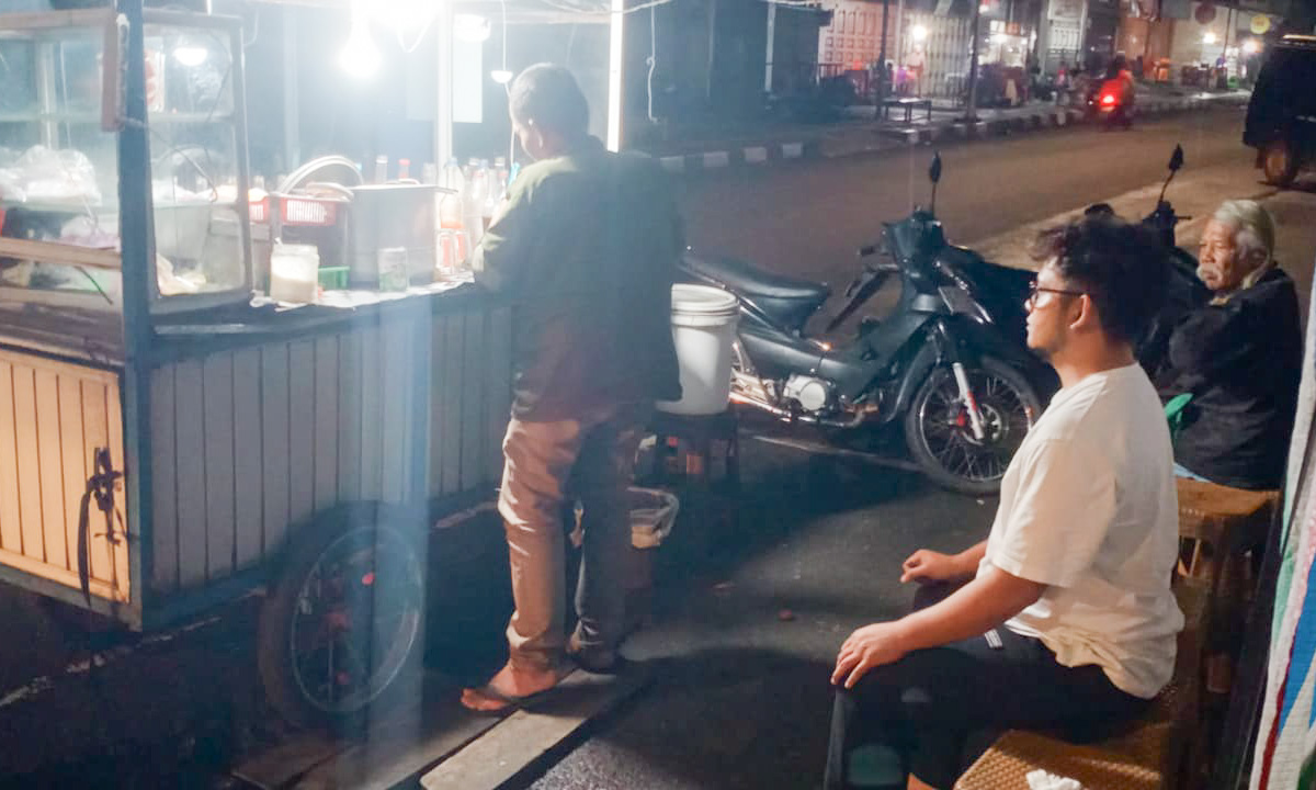 Kalikih santan Saidi di Payakumbuh bertahan sejak 1968, menjadi minuman tradisional penghangat malam dengan rasa konsisten dan nilai nostalgia. (Irfan/Padeks)