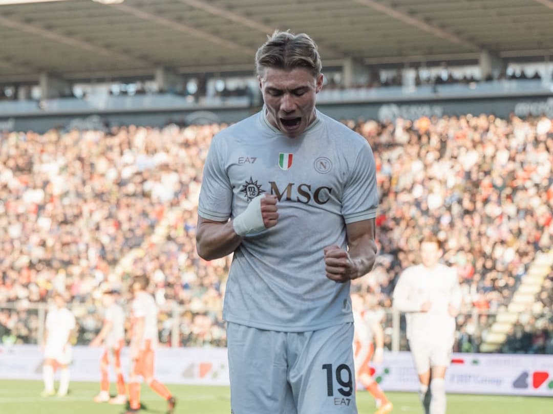 Rasmus Hojlund merayakan golnya yang membawa Napoli menang 2-0 atas Cremonese di Serie A 2025.(Foto: IG @officialsscnapoli)