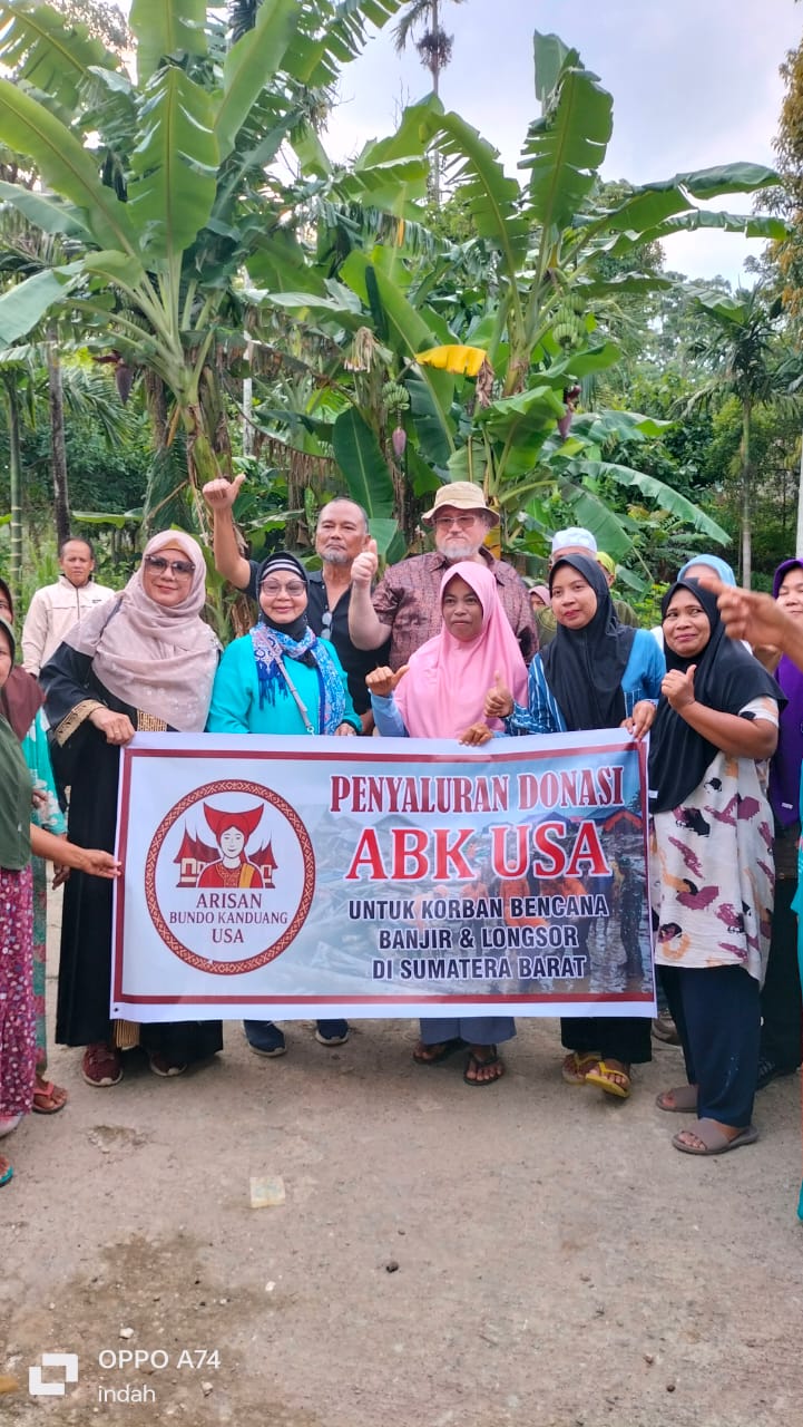 Ketua TIGO-M, Dra Nurbaini McKosky menyerahkan bantuan di Nagari Paninggahan, Kabupaten Solok, beberapa waktu lalu.