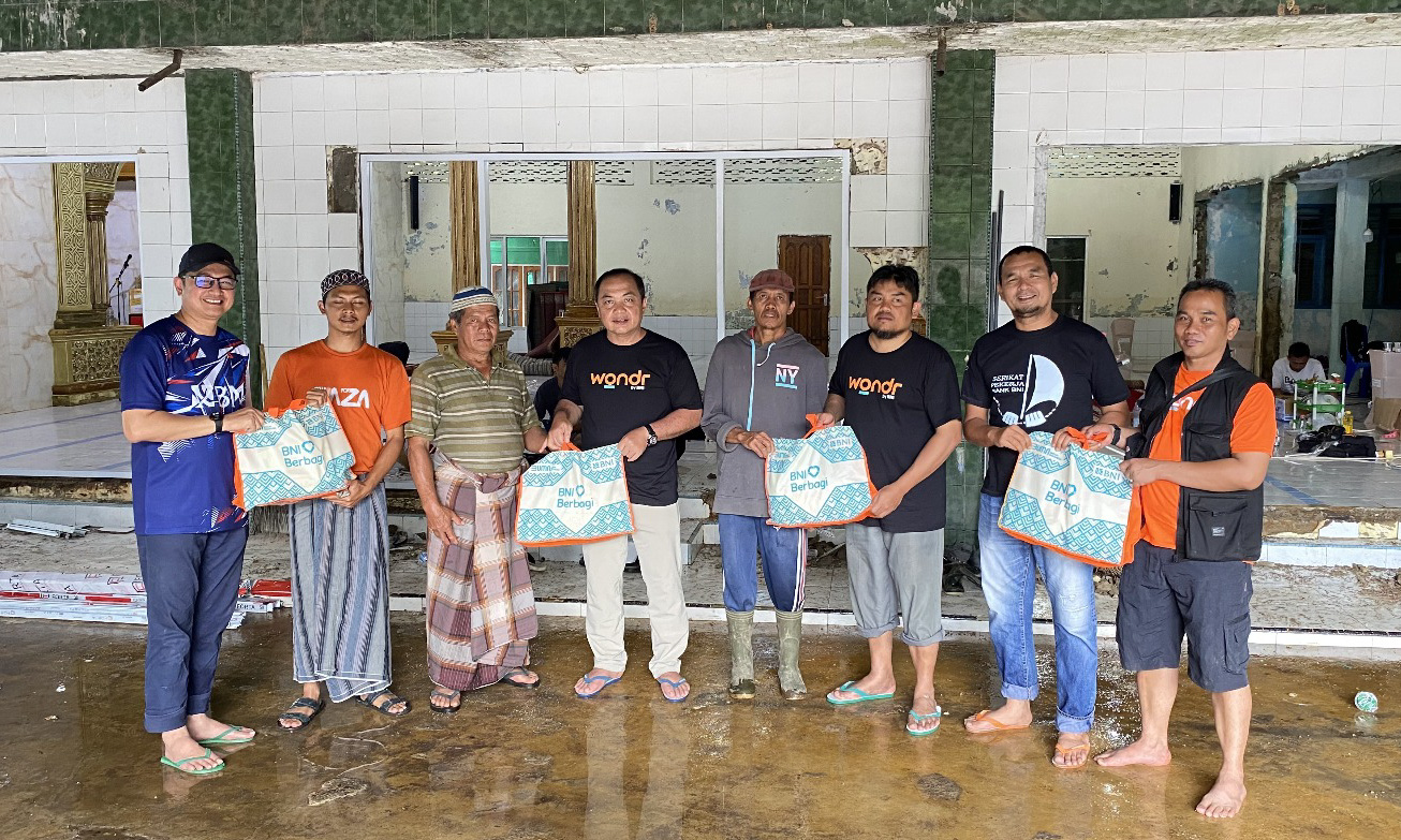BNI Wilayah 02 dan BNI Cabang Padang melalui Relawan BUMN Peduli memulihkan Masjid Darul Aman di Malalak, Agam, pascabanjir dan longsor.