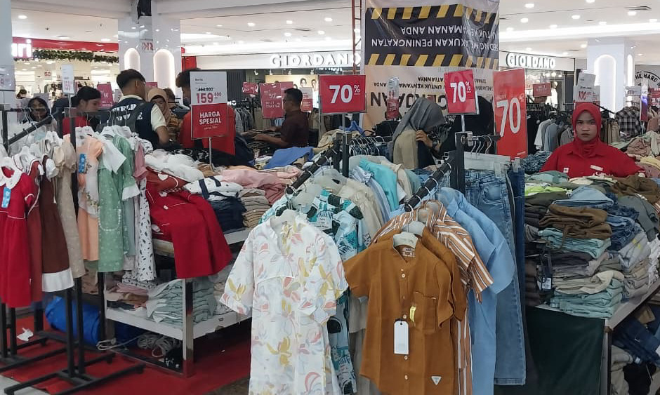 Matahari Department Store di Basko Grand Mall Padang dipadati pengunjung jelang tahun baru, Senin (29/12/2025), seiring promo diskon hingga 70 persen fesyen akhir tahun. (F: Mengki/Padeks)
