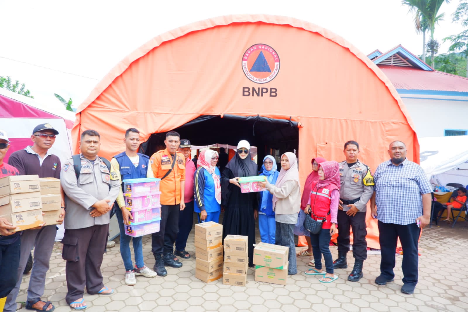 Anggota DPR RI dari fraksi partai Nasdem, Lisda Hendrajoni, menyerahkan bantuan logistik berupa paket sembako secara simbolis kepada para pengungsi di Kecamatan Bayang Utara. (Dok TA)