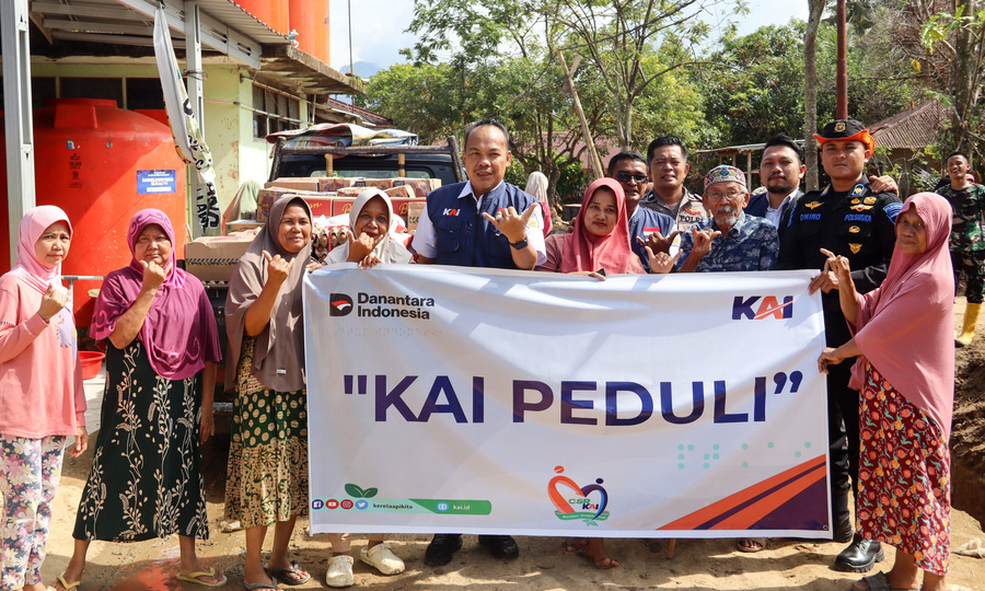 PT KAI Divre II Sumatera Barat menyalurkan bantuan kemanusiaan kepada masyarakat terdampak banjir di Gurun Laweh, Kecamatan Nanggalo, Kota Padang, Senin (29/12/2025).