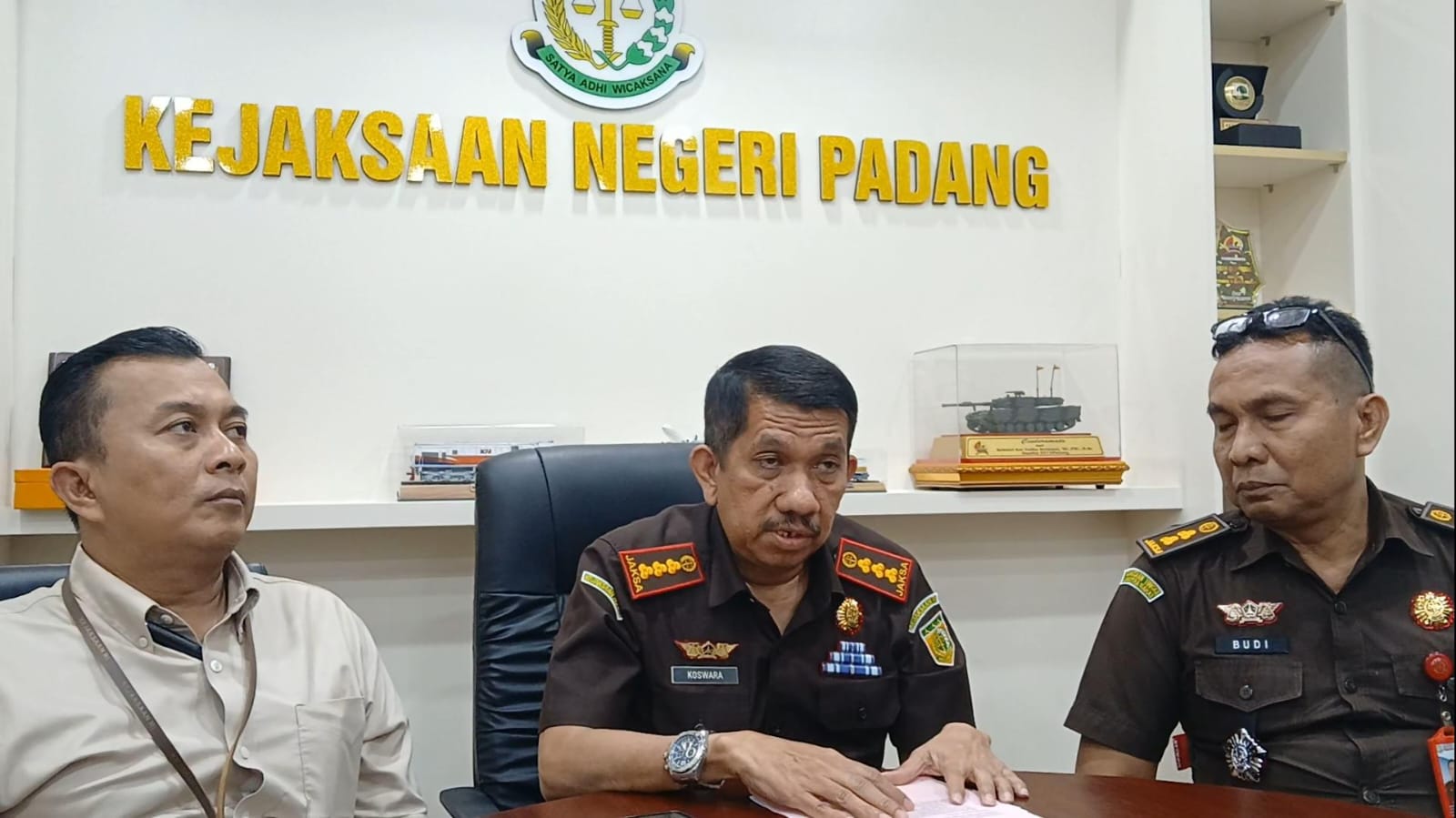 Kajari Padang memberikan keterangan usai penetapan tersangka dalam kasus korupsi Korupsi Manipulasi Jaminan pada Pemberian Fasilitas Kredit Modal Kerja, Senin (29/12/2025). (Foto: Suyudi/Padeks)