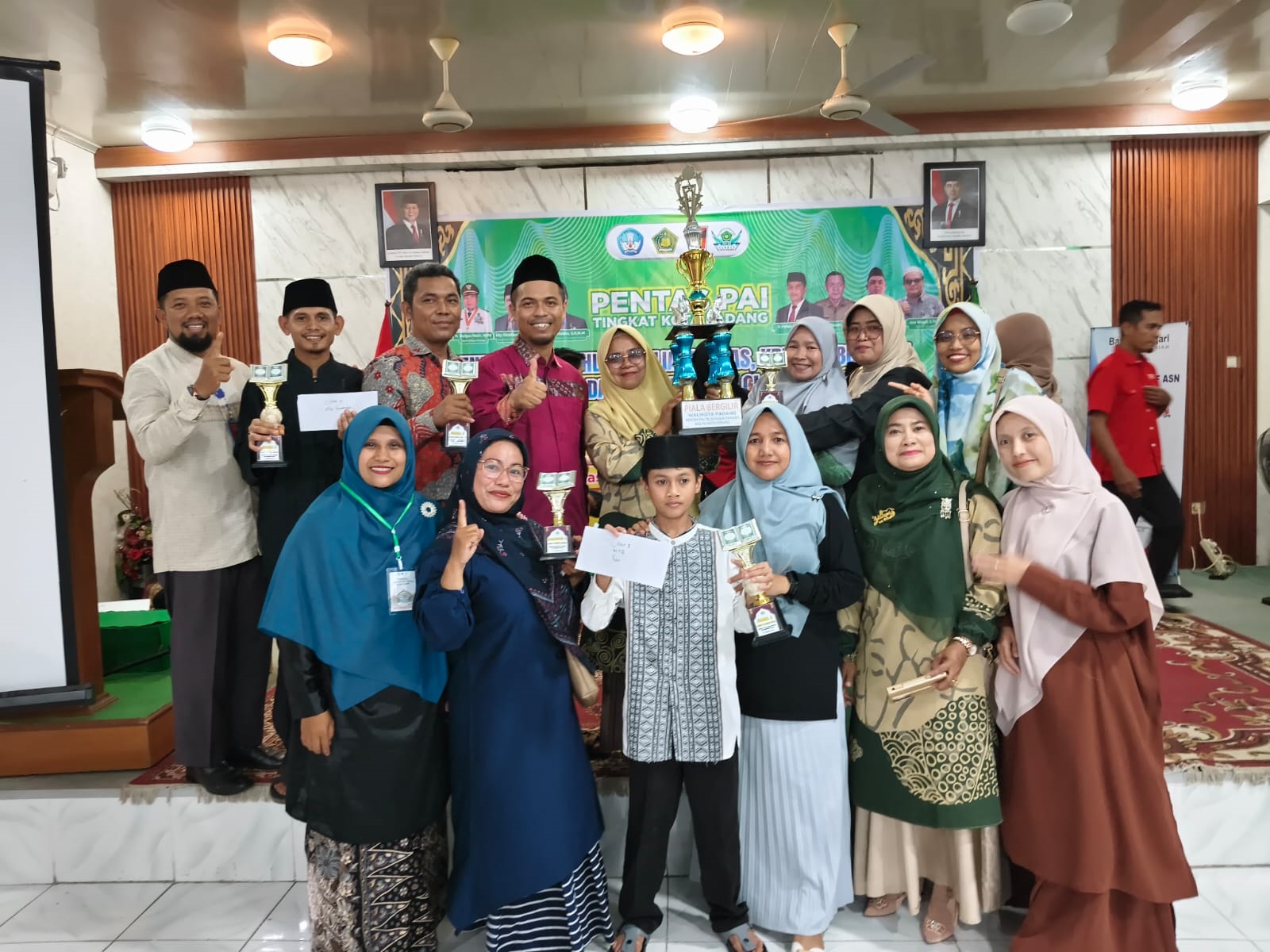 JUARA: KKG PAI kecamatan Kototangah saat berhasil meraih juara umum pada kegiatan Pentas PAI HAB Kemenag ke-80 tingkat Kota Padang tahun 2025.