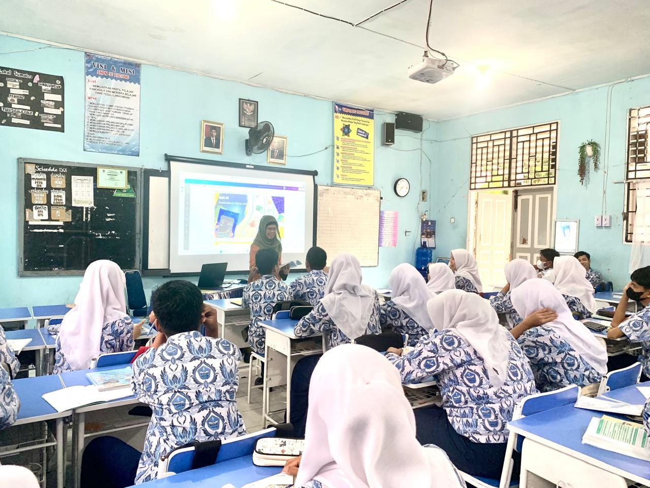 SERIUS: Siswa SMPN 30 Padang terlihat serius mengikuti pembelajaran di dalam kelas.