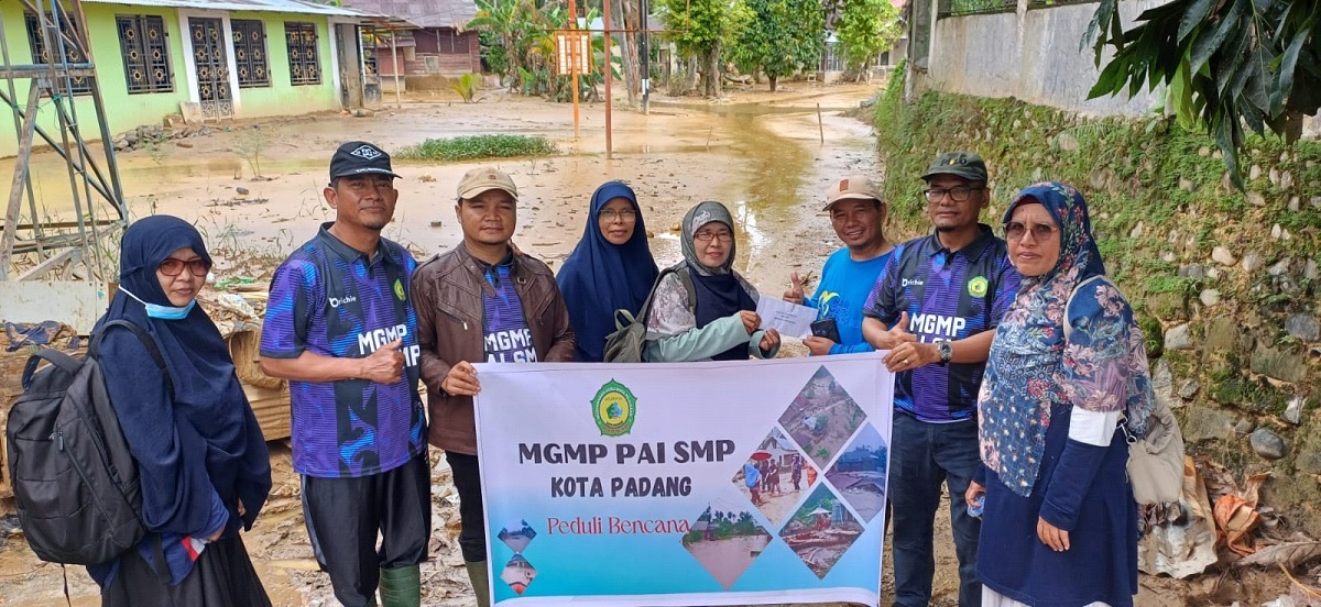 DISALURKAN : Tim MGMP PAI SMP Kota Padang ketika menyalurkan bantuan.