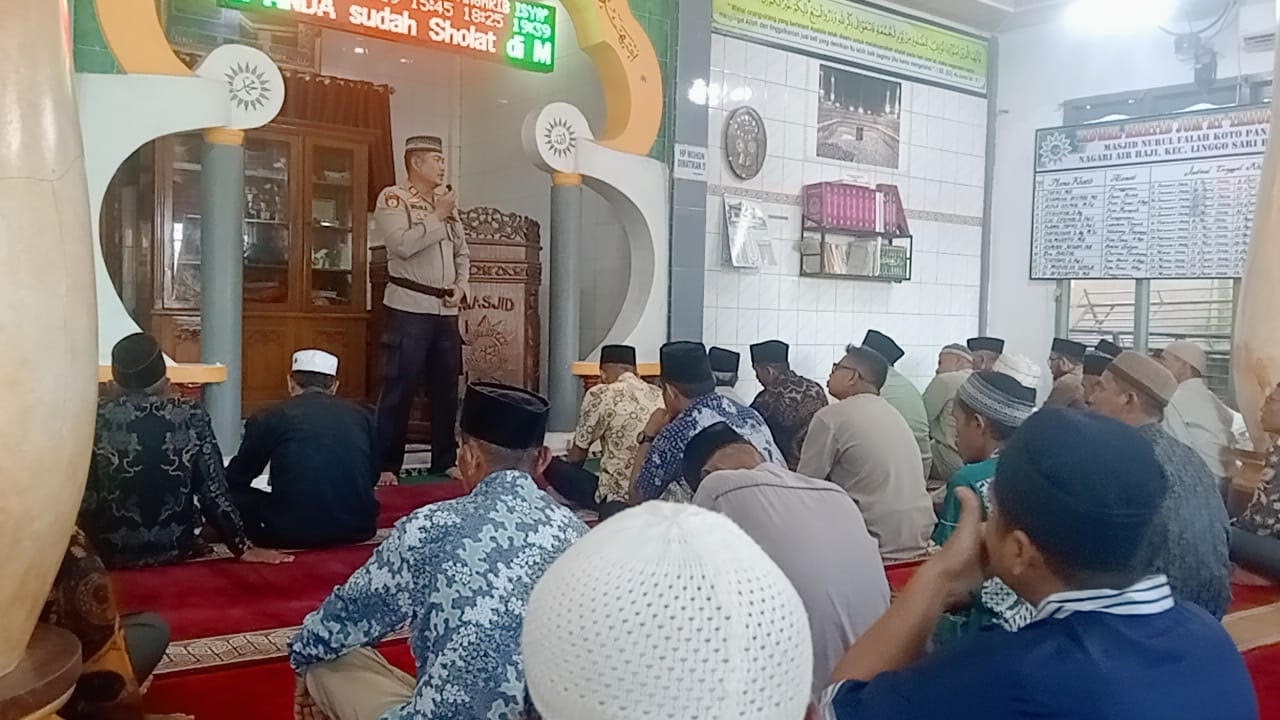 Kapolsek Linggo Sari Baganti, AKP Welly Anoftri, saat melakukan sosialisasi Kamtibmas jelang tahun baru di Masjid Nurul Falah, Koto Panai, Nagari Air Haji (Dok Polsek Linggo)