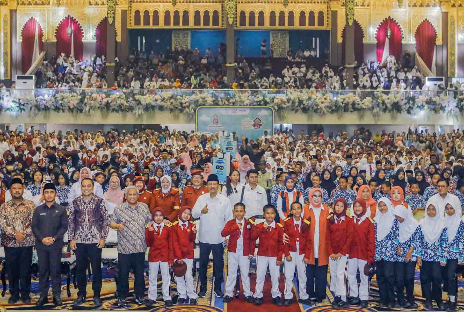 Mensos Saifullah Yusuf, Ketua Tim Formatur Sekolah Rakyat M. Nuh serta sejumlah kepala daerah bersama siswa di Graha Unesa, kemarin (29/12).