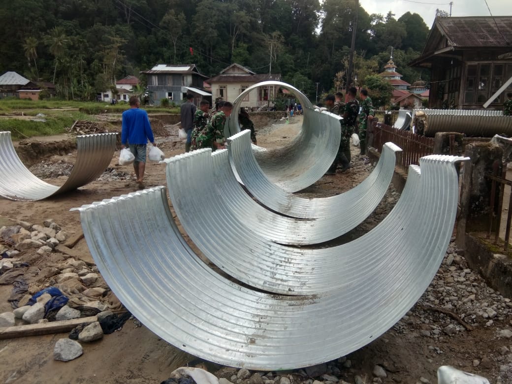 Tim Zeni Tempur TNI bersama YTP 897/SGL mulai pemasangan jembatan armco di jalur darurat Jorong Bancah, Maninjau, Tanjungraya, Agam, Senin (29/12).