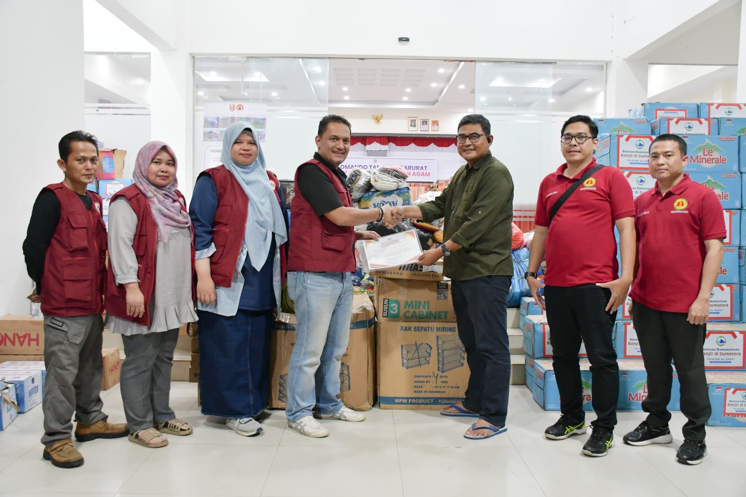 BANTUAN KEMANUSIAAN: Ikatan Dokter Indonesia (IDI) Provinsi Riau menyalurkan bantuan kemanusiaan bagi korban terdampak bencana di Agam, Minggu (28/12) malam.