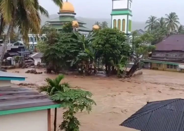 Galodo menerjang Nagari Saniangbaka, Solok, Selasa (30/12/2025). Listrik padam, air bersih mati, akses jalan rusak, data korban menunggu BPBD. (Foto: Dila Kartika/Padeks)