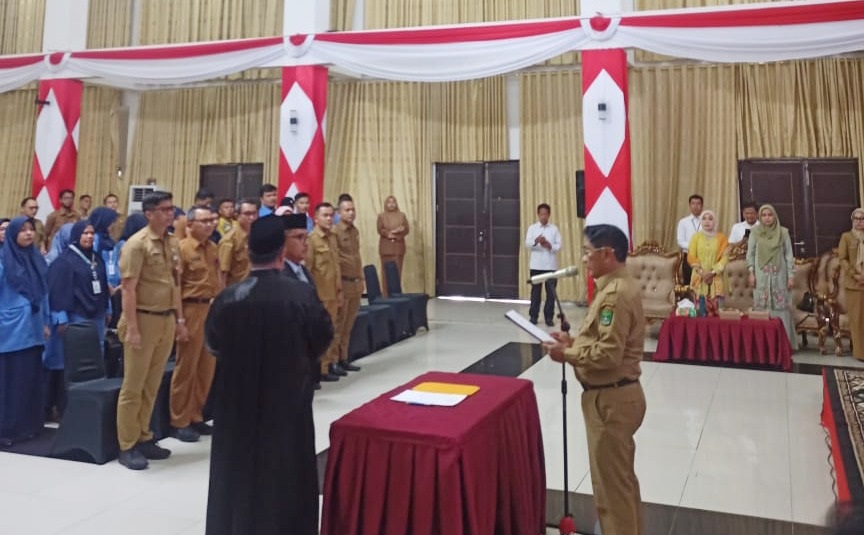 TUGAS TAMBAHAN: Kepala BPKD Padangpariaman, M. Fadhly, dikukuhkan sebagai Dewas Perumda Air Minum Tirta Anai, kemarin.