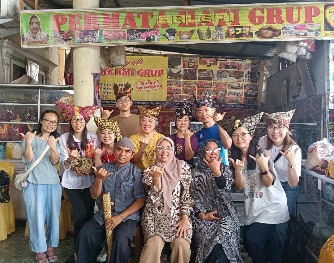 Rombongan warga Hongkong belajar membuat deta dan tingkuluak di Galeri Permata Hati Padang, Sabtu (27/12).(Foto: Nofi Sastera)