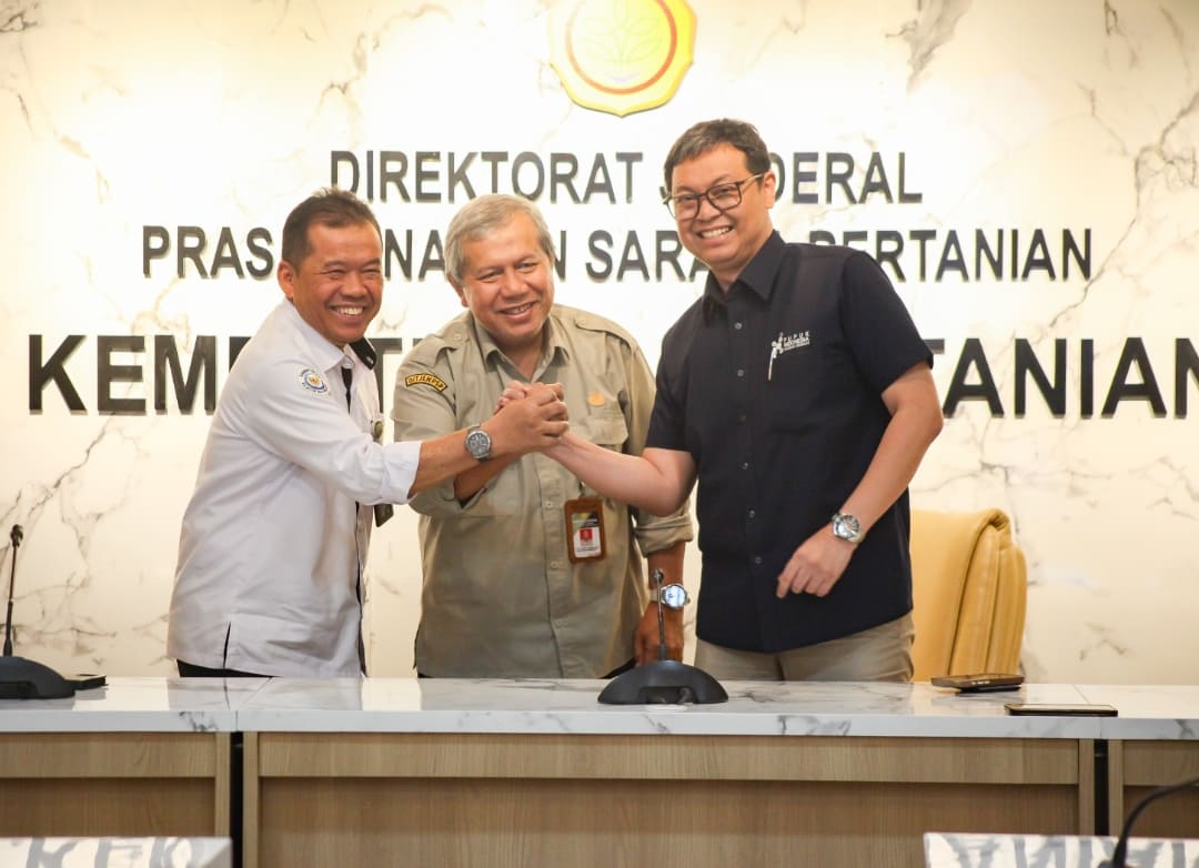Direktur Supply Chain Pupuk Indonesia, Robby Setiabudi Madjid usai menandatangani kontrak pengadaan pupuk bersubsidi 2026 sebesar 9,8 juta ton di Jakarta. (Foto: Corcom PI)