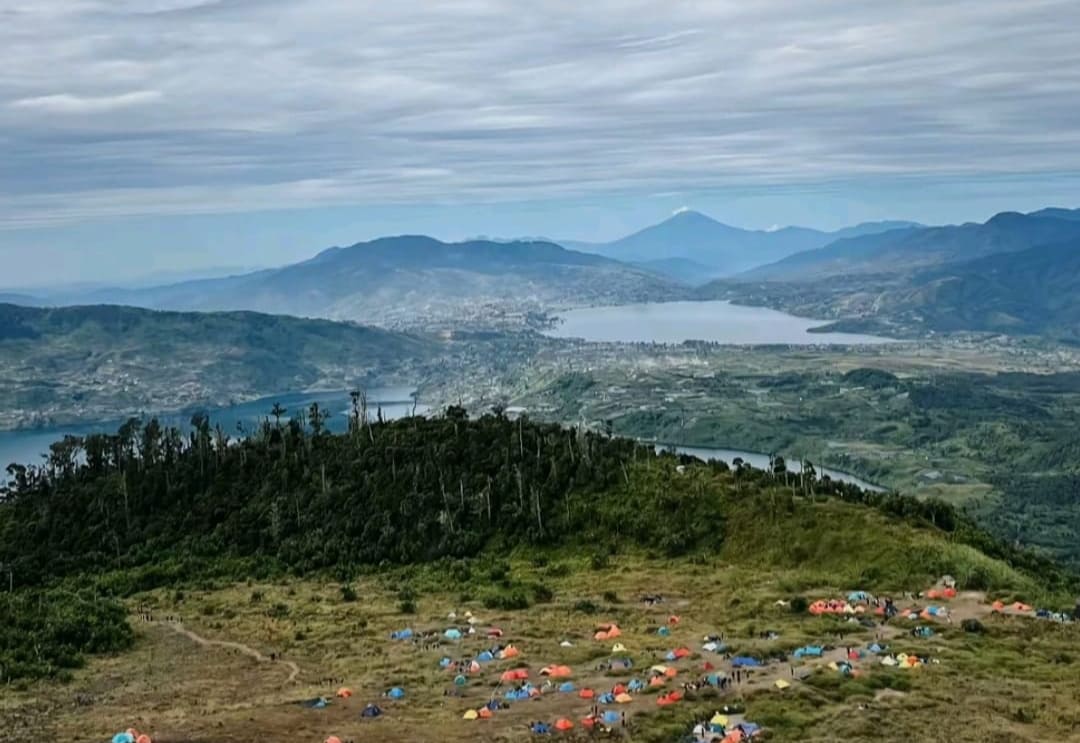 Polres Solok melarang pendakian di jalur Gunung Talang setelah status meningkat ke Level II Waspada, Selasa (30/12/2025).(Foto: Dok. TikTok/ @Lily)