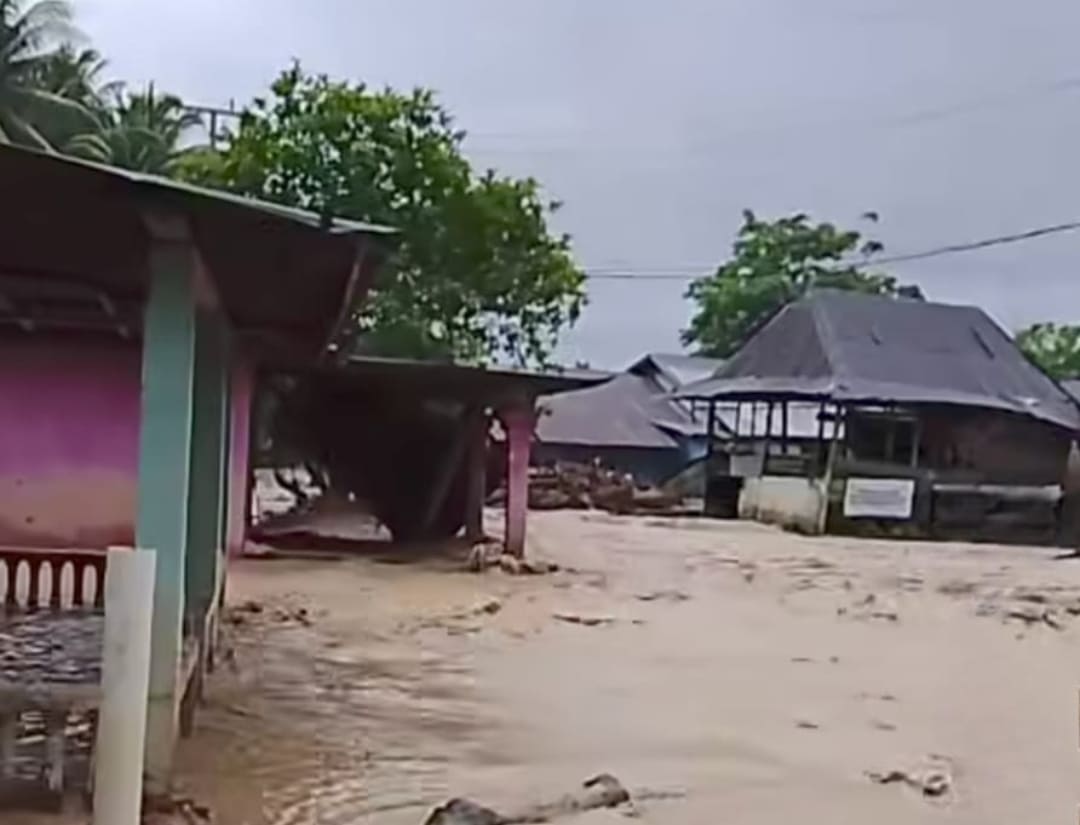 Puluhan rumah warga di RT 03 RW 04, Kelurahan Kapalo Koto, Pauh, Kota Padang terendam banjir akibat luapan Sungai Batu Busuk, Selasa (30/12/2025).(Foto: IG @mhdilhham)