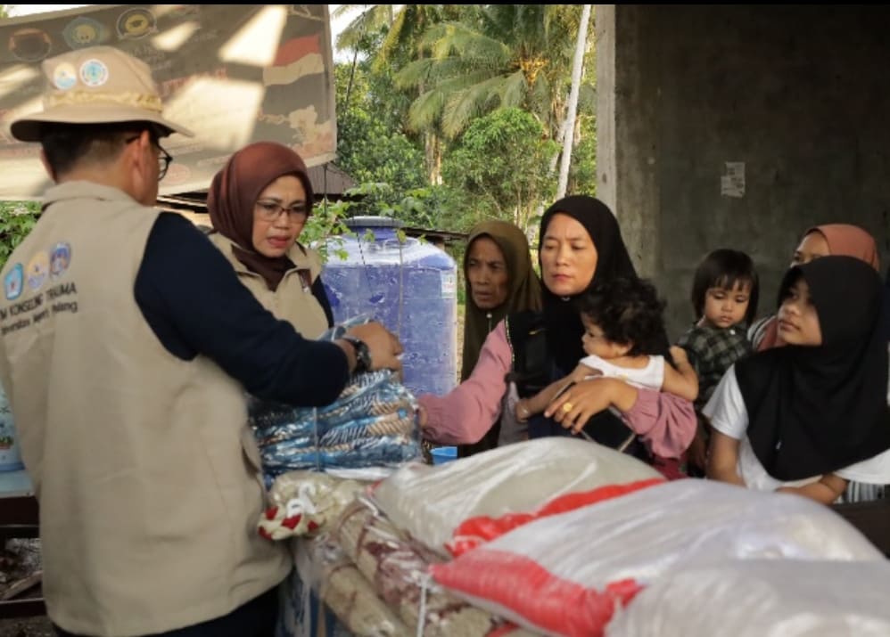 Tim UNP menyalurkan bantuan logistik kepada warga terdampak bencana, dan memastikan kebutuhan pokok segera diterima. (Foto: Tim UNP)