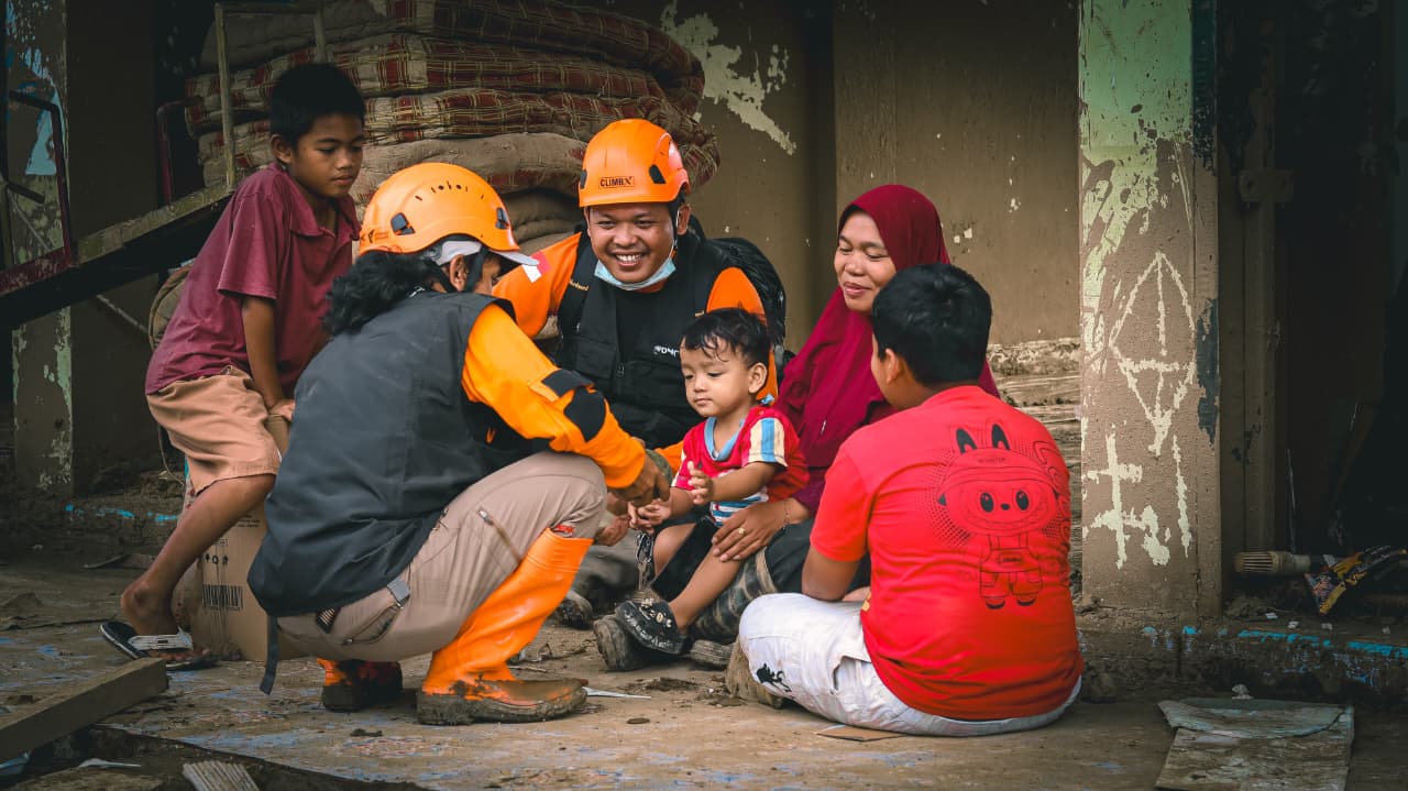 MENGUATKAN: Hendrizal (tengah) menghibur dan menyemangati anak-anak dan penyitas bencana galodo di Palembayan.