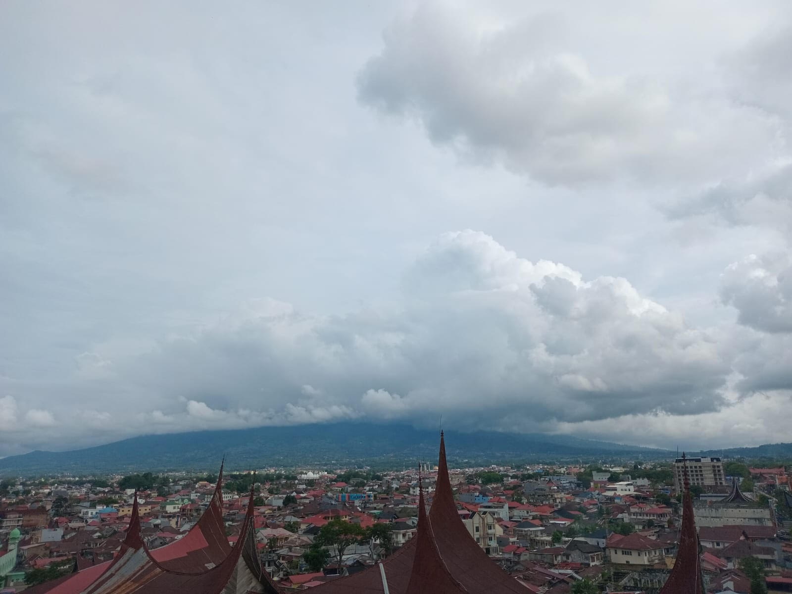 WASPADA: Gunung Marapi tampak dari Kota Bukittinggi, Senin (29/12). Sehari sebelumnya gunung ini kembali mengalami erupsi. Warga saat ini diminta waspada.