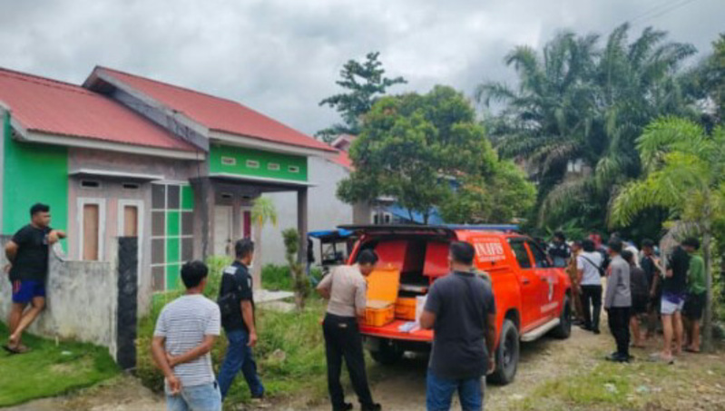 Warga Sikabau Dharmasraya digegerkan penemuan mayat pria berusia 40 tahun di dalam rumah. Polisi selidiki penyebab kematian korban.