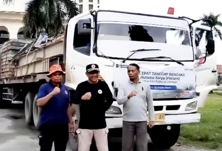 PENANGANAN:Material lengkap Jembatan Bailey untuk Jorong Muarobusuak, Nagari Koto Hilalang, saat tiba di Posko Utama BPBD Kabupaten Solok, Minggu (28/12).