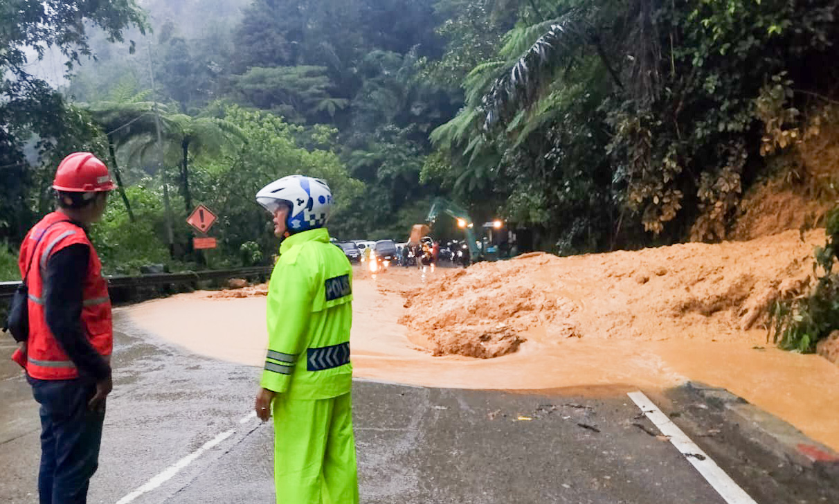 Longsor tutup badan jalan di Panorama I Sitinjaulauik, Kota Padang, Selasa (30/12/2025) sore. (Foto: Satlantas Polresta Padang)