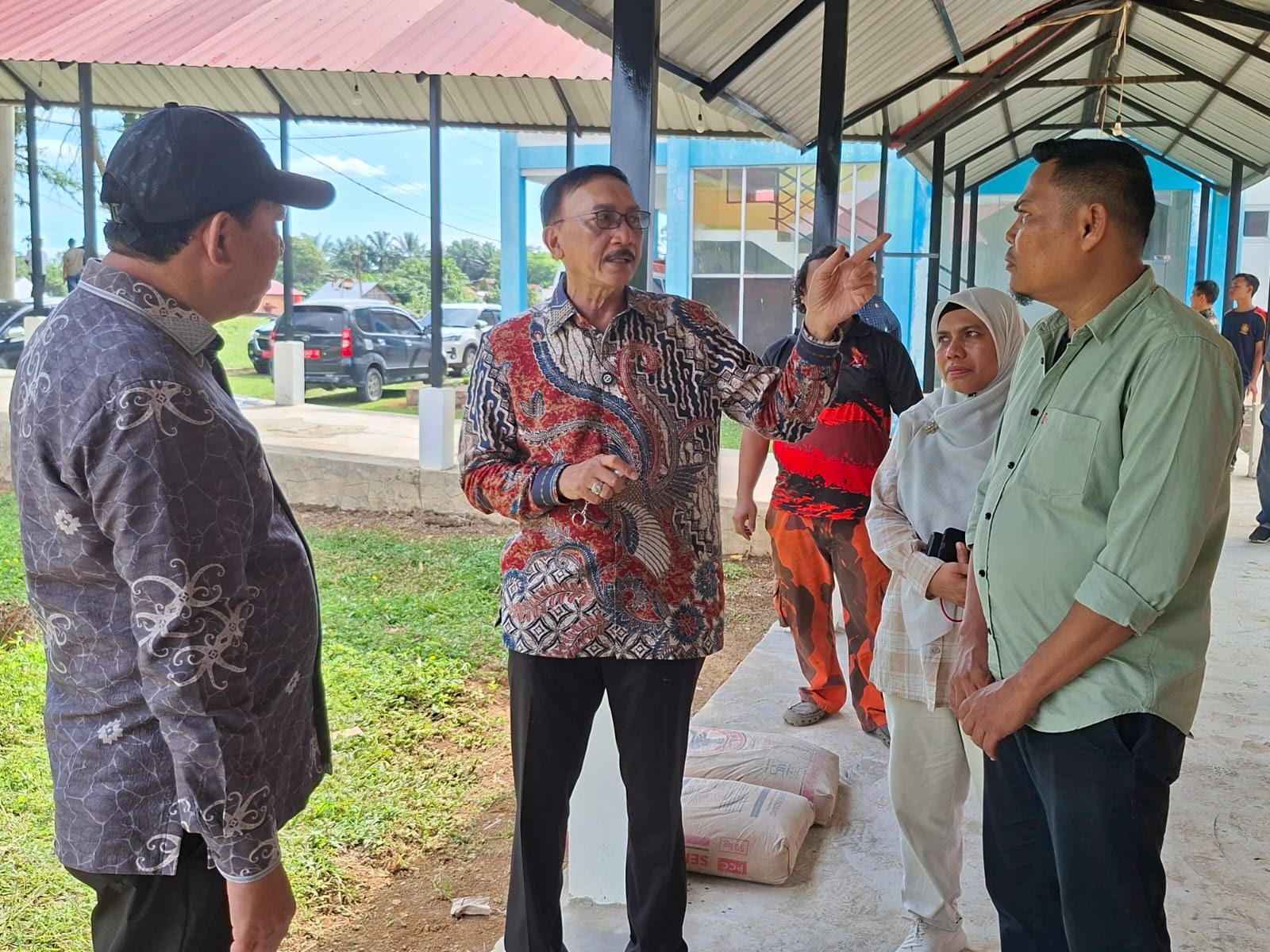 TINJAUAN: Bupati Pessel, Hendrajoni, bersama Sekkab Pessel, Zainal Arifin , dan Kepala Dinkes, Agustina Rahmadani, meninjau progres pembangunan Gedung Rawat Inap dan Gedung Farmasi RSUD Pratama Tapan.