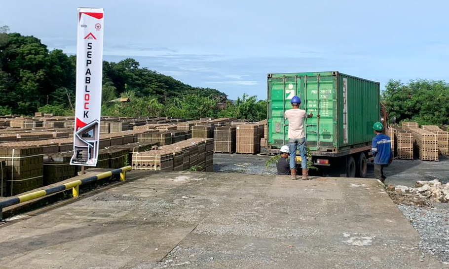 PT Semen Padang kirim SEPABLOCK ke Medan via laut untuk pertama kali. Distribusi ini memperluas pasar produk turunan semen di Sumatera.