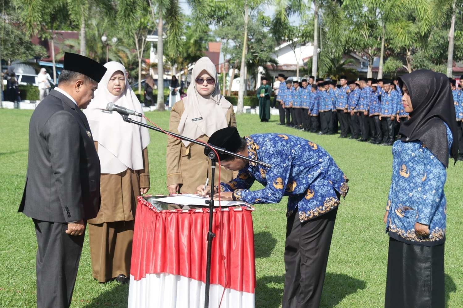 APARATUR: Prosesi pelantikan Pegawai Pemerintah dengan Perjanjian Kerja (PPPK) paruh waktu tahap pertama di halaman Kantor Bupati Agam, Selasa (30/12).